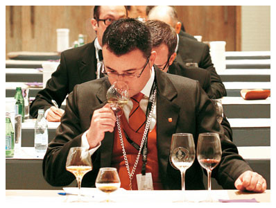 PERCORSO 3 - UNITÀ 5 - La degustazione e il servizio del vino