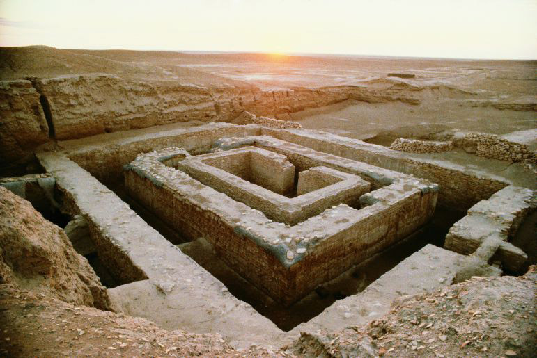 Resti dell’edificio semisotterraneo ai piedi della terrazza del Tempio di Anu a Uruk