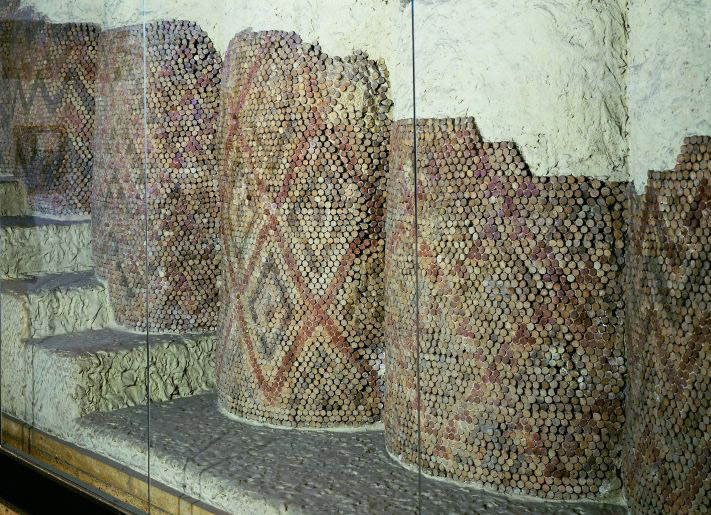 Resti di colonne decorate con mosaici di coni colorati