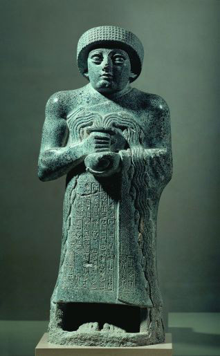 Gudea, sovrano di Lagash, con l’ampolla delle acque divine e iscrizione che narra del suo governo pacifico