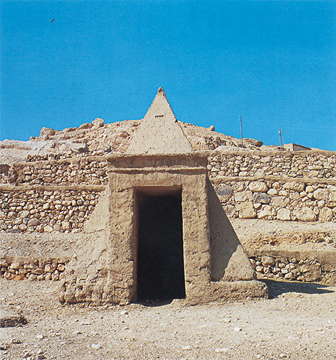 Tomba sormontata da piramide nella necropoli di Deir el Medina