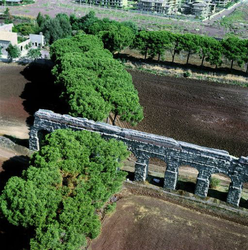 Resti di un acquedotto romano nella campagna attorno a Roma