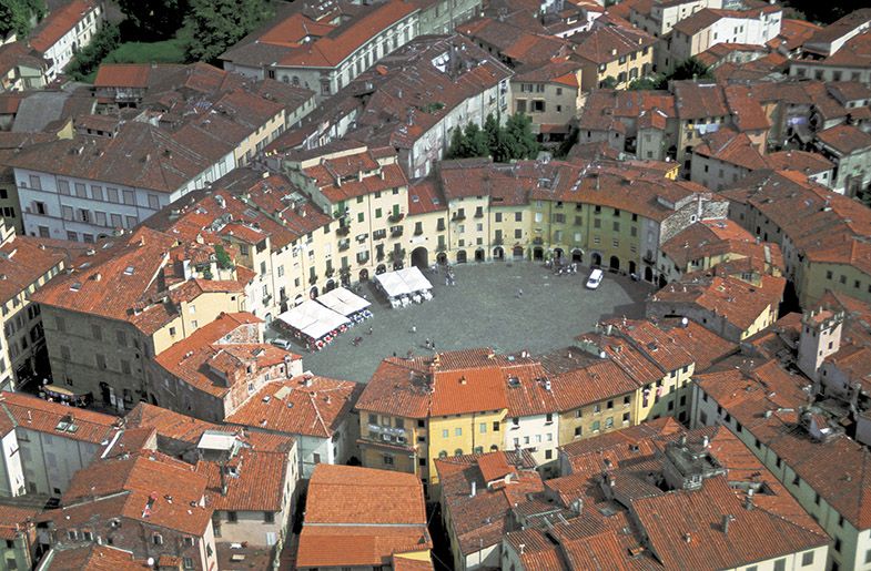 Veduta aerea di piazza dell’Anfiteatro a Lucca