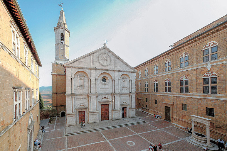 Piazza Pio II con la cattedrale, Palazzo Piccolomini e il Palazzo Vescovile