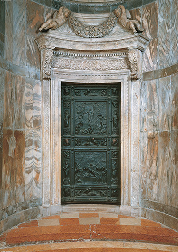 Porta della sacrestia della Basilica di San Marco