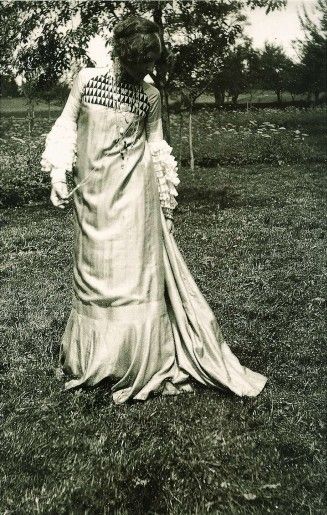 Emilie Flöge con un abito estivo di sua produzione disegnato da Gustav Klimt