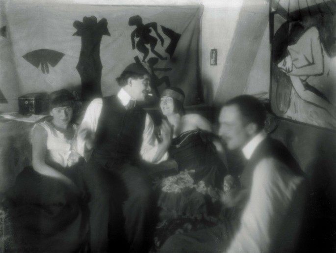 Giovane donna (Gerda Schilling?), Ernst Ludwig Kirchner, Erna Kirchner (Schilling) e Hermann Gewecke nell’atelier di Friedenau a Berlino, Körnerstrasse 45