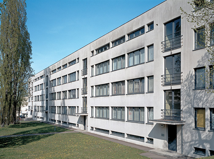 Edificio in linea del quartiere residenziale modello Weissenhof