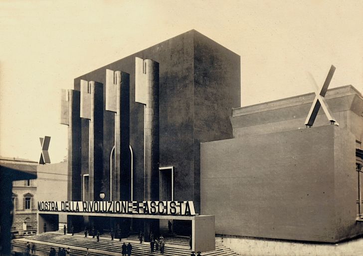 La facciata del Palazzo delle Esposizioni rivestita in occasione della mostra della Rivoluzione Fascista su progetto di Adalberto Libera e Mario De Renzi